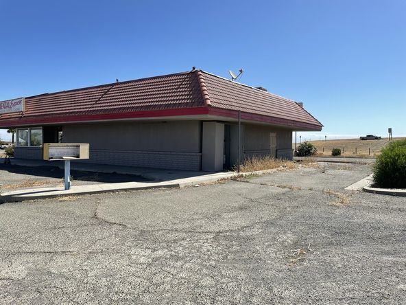 Freestanding Freeway Visible Restaurant + Equipment : 25014 W Dorris Ave, Coalinga, CA 93210
